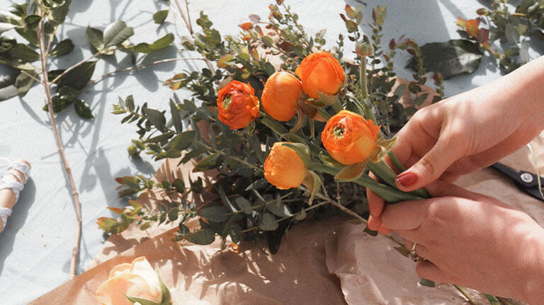 En kreativ kurs där du lär dig grunderna i blomsterdekorering