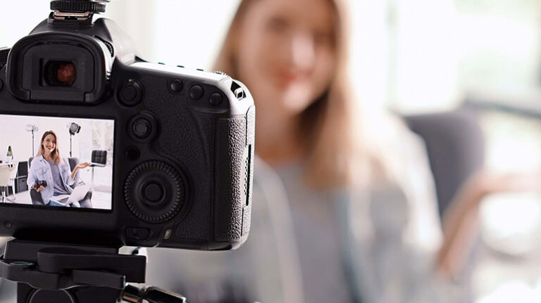 Tjej som sitter framför en kamera.